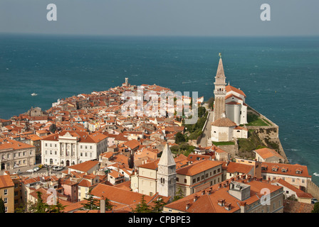 Blick über die roten Fliesen Dächer von Piran, Slowenien Stockfoto