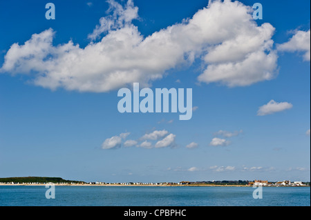 Cumulus-Wolken über Mudeford Sand spucken am Eingang zum Hafen von Christchurch in Dorset UK. Stockfoto