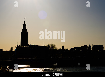 beleuchtete Silhouette des Stockholms Skyline zeigt das Rathaus Stockfoto