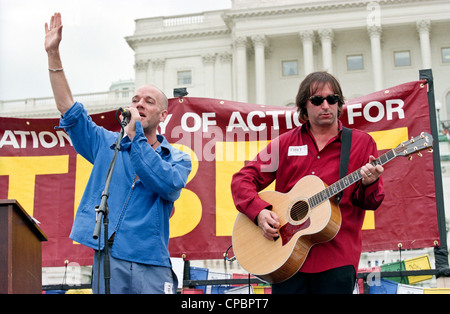 Sänger Michael Stipe und Gitarrist Peter Buck von REM führen bei der Rallye für Tibet auf dem US Capitol 15. Juni 1998 in Washington, DC. Tibetisch-Amerikaner zusammen mit Hunderten von Fans versammelt, um Chinas Politik gegenüber Tibet zu protestieren. Stockfoto