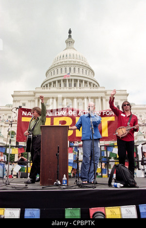 Sänger Michael Stipe, Gitarrist Peter Buck und Mike Mills von REM führen bei der Rallye für Tibet auf dem US Capitol 15. Juni 1998 in Washington, DC. Tibetisch-Amerikaner zusammen mit Hunderten von Fans versammelt, um Chinas Politik gegenüber Tibet zu protestieren. Stockfoto