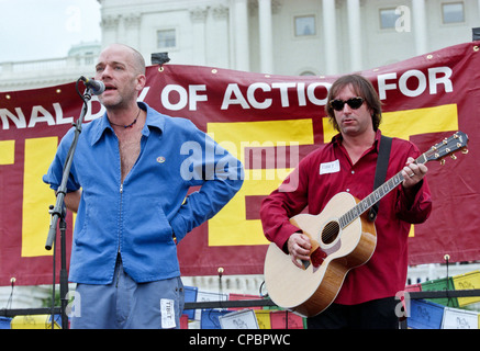 Sänger Michael Stipe und Gitarrist Peter Buck von REM führen bei der Rallye für Tibet auf dem US Capitol 15. Juni 1998 in Washington, DC. Tibetisch-Amerikaner zusammen mit Hunderten von Fans versammelt, um Chinas Politik gegenüber Tibet zu protestieren. Stockfoto