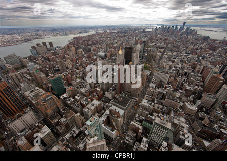 Downtown Manhattan von oben auf das Empire State Building gesehen. New York, USA. Stockfoto