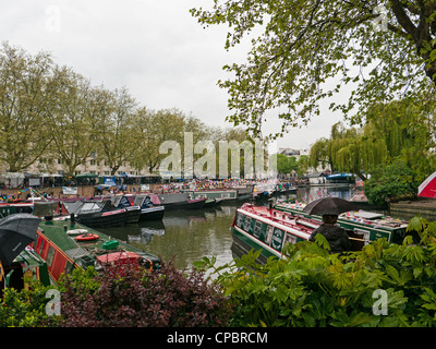 Hausboote und schmale Boote auf einem Festival am Grand Union Canal in Klein-Venedig, Paddington, West-London, UK Stockfoto