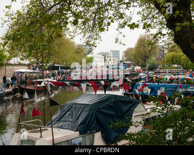 Hausboote und schmale Boote auf einem Festival am Grand Union Canal in Klein-Venedig, Paddington, West-London, UK Stockfoto