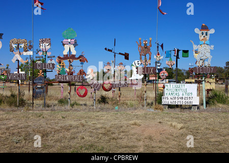 Bunte Metall Skulpturen, Highway 54, Mullinville, Kansas, Midwest, USA, Stockfoto