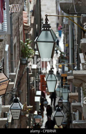 Straßenlaternen in einer engen Straße von Dubrovnik, Kroatien Stockfoto