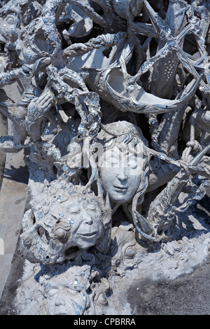 Schnitzereien, die Darstellung der Ausfall der Aufklärung und Darstellung der Hölle am Wat Rong Khun buddhistischen Tempel Chiang Rai Thailand Asien Stockfoto