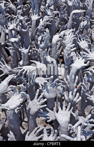 Wat Rong Khun Schnitzereien, die das Meer der Hände und verlorenen Seelen darstellen und die Hölle darstellen. Buddhistischer Tempel Chiang Rai Thailand Asien Stockfoto