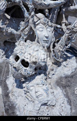 Wat Rong Khun Schnitzereien, die das Scheitern der Aufklärung und Darstellung der Hölle im buddhistischen Tempel Chiang Rai Thailand Asien Stockfoto