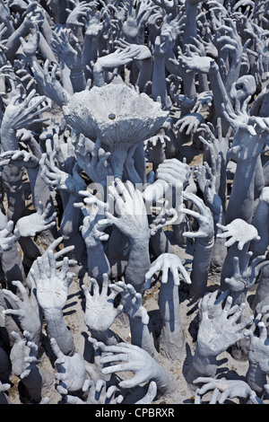 Wat Rong Khun Schnitzereien, die das Meer der Hände und verlorenen Seelen darstellen und die Hölle darstellen. Buddhistischer Tempel Chiang Rai Thailand Asien Stockfoto