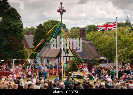 Traditionelle Maibaum Tanz & Dorffest, Whitegate Dorf, Cheshire, England, Vereinigtes Königreich Stockfoto