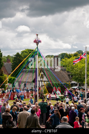 Traditionelle Maibaum Tanz & Dorffest, Whitegate Dorf, Cheshire, England, Vereinigtes Königreich Stockfoto