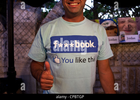 Ein lächelnder Mann mit einem Facebook-t-Shirt in Amman, Jordanien Stockfoto