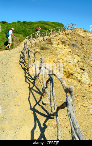 Vorbeiströmten besteigen einen steilen Pfad auf dem "Cami de Cavalls Küstenpfad in der Nähe von Favàritx auf Menorca auf den Balearen, Spanien Stockfoto