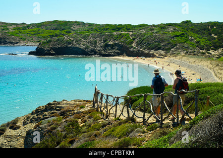 Vorbeiströmten oberhalb des Strandes von Arenal de Morella in der Nähe von Favàritx auf Menorca auf den Balearen, Spanien Stockfoto