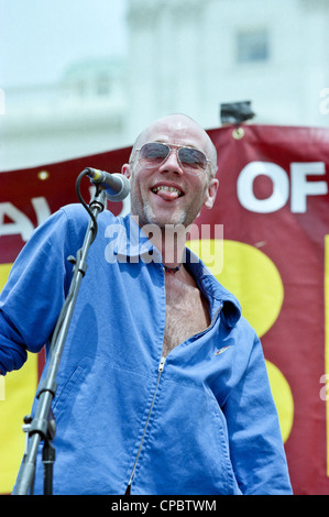 Sänger Michael Stipe von REM führt bei der Rallye für Tibet auf dem US Capitol 15. Juni 1998 in Washington, DC. Tibetisch-Amerikaner zusammen mit Hunderten von Fans versammelt, um Chinas Politik gegenüber Tibet zu protestieren. Stockfoto