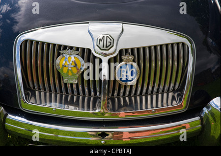 Vintage classic blau MG Cabrio-Sportwagen auf der Märsche Transport Festival Ausstellung von Oldtimer und klassische Autos auf der Messe in Ludlow Food Frühlingsfest Stockfoto