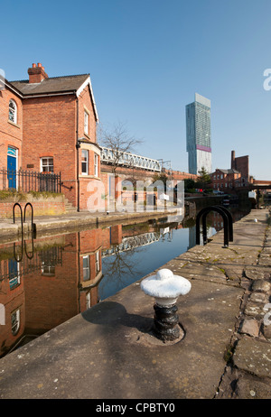 Bridgewater Kanalschleuse 92 (Herzöge Lock), Schleusenwärter Cottage & Beetham Tower, Castlefield, Manchester, England, Vereinigtes Königreich Stockfoto