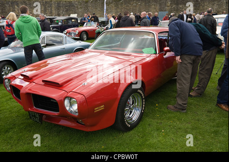 Amerikanische Rote 1973 Pontiac Firebird Oldtimer auf der Märsche Transport Festival Ausstellung von Oldtimer und klassische Autos auf der Messe in Ludlow Food Frühlingsfest Stockfoto