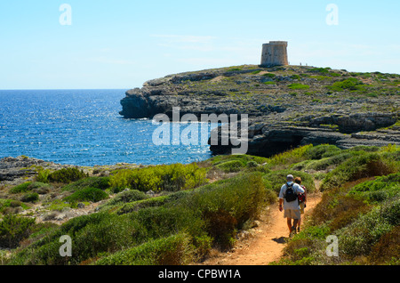 Vorbeiströmten auf dem Cami de Cavalls Küstenpfad nahe dem Martello Tower am Alcalfar auf Menorca auf den Balearen, Spanien Stockfoto