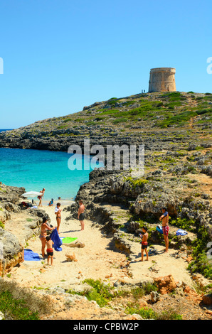 Strand in der Nähe der Martello-Turm am Alcalfar auf der Küste von Menorca, Balearen, Spanien Stockfoto