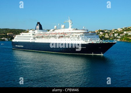 Kreuzfahrtschiff Bleu de France in der große natürliche Hafen von Maó (Mahón) auf Menorca auf den Balearen, Spanien Stockfoto