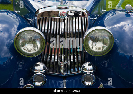 Vintage classic blau Triumph Roadster Cabrio-Sportwagen auf der Märsche Transport Festival Ausstellung von Oldtimer und klassische Autos auf der Messe in Ludlow Food Frühlingsfest Stockfoto