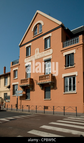 Groupe Scolaire Schule Ste Foy Les Lyon Frankreich in Frühlingssonne Stockfoto