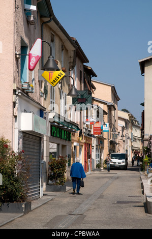 Grand Rue Straßenszene in Sainte-Foy Les Lyon Frankreich Stockfoto