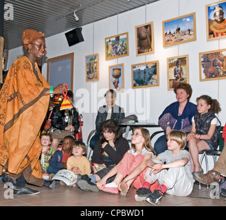 Afrikanische Unterhaltung für Kinder bei Cine Mourguet Ste Foy Les Lyon Frankreich während Caravane des Kinos d ' Afrique März 2012 Stockfoto