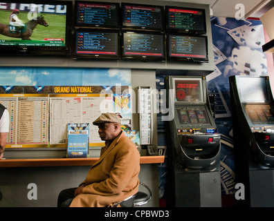 Menschen im Shop Wetten während Grand National Pferderennen Wetten Stockfoto