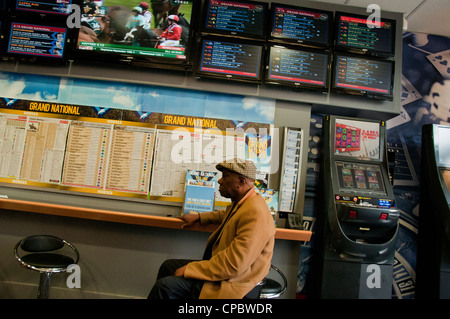 Menschen im Shop Wetten während Grand National Pferderennen Wetten Stockfoto