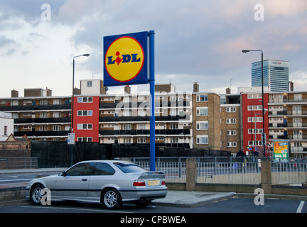 Lidl-Schild mit Sozialwohnungen hinter in East London Stockfoto