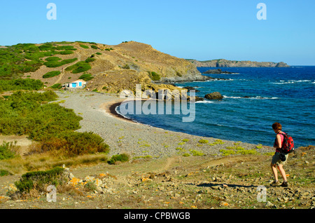 Walker über Caleta de Binallauti auf dem Cami de Cavalls Küstenpfad auf Menorca auf den Balearen, Spanien Stockfoto