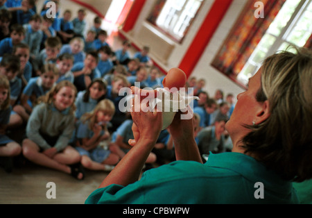 Krankenschwestern Besuch Schulen als Bestandteil des internationalen Krankenschwestern Tag feiert die Geburt von FLORENCE NIGHTINGALE, Mai 2000 Stockfoto