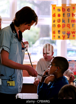 Krankenschwestern Besuch Schulen als Bestandteil des internationalen Krankenschwestern Tag feiert die Geburt von FLORENCE NIGHTINGALE, Mai 2000 Stockfoto