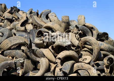 Haufen alter Reifen Muddy gehackt werden gestapelt, in einem Recyclinghof wartet darauf, zu neuen Produkten wieder hergestellt werden. Stockfoto