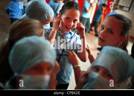 Krankenschwestern Besuch Schulen als Bestandteil des internationalen Krankenschwestern Tag feiert die Geburt von FLORENCE NIGHTINGALE, Mai 2000 Stockfoto