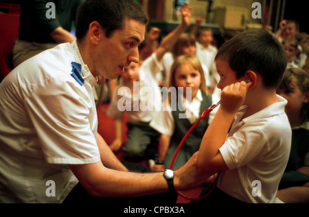 Krankenschwestern Besuch Schulen als Bestandteil des internationalen Krankenschwestern Tag feiert die Geburt von FLORENCE NIGHTINGALE, Mai 2000 Stockfoto