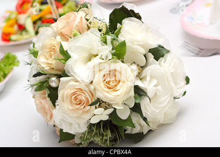 Brautstrauß aus weißen Rosen auf den Urlaub Tisch liegend Stockfoto