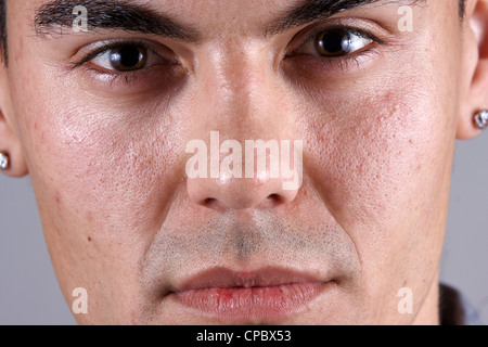 Nahaufnahme von einem weißen Mann Gesicht auf grauem Hintergrund (nicht retuschiert) Stockfoto
