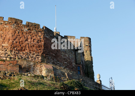 Nachschlagen in Tamworth Castle set vor einem blauen Himmel. Einer alten Motte und Bailey Burg in Staffordshire. Stockfoto