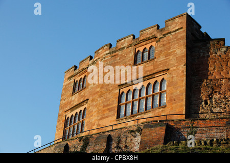 Nachschlagen in Tamworth Castle set vor einem blauen Himmel. Einer alten Motte und Bailey Burg in Staffordshire. Stockfoto