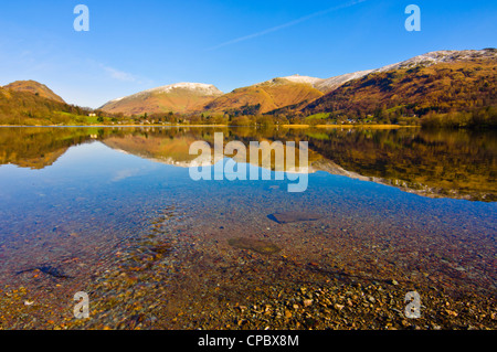 Wintermorgen Grasmere Lake District mit Reflexionen von Helm Crag Sitz Sandale und große Rigg Stockfoto