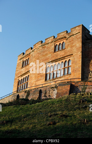 Nachschlagen in Tamworth Castle set vor einem blauen Himmel. Einer alten Motte und Bailey Burg in Staffordshire. Stockfoto