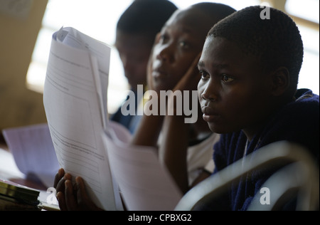 Unternehmertum-Club-Mitglieder hören wie ihr Mentor an der Budadiri Girls Secondary School in Mbale, Uganda lehrt. Stockfoto