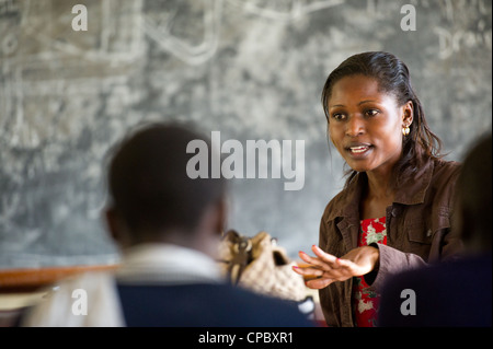 Unternehmertum-Club-Mitglieder hören wie ihr Mentor an der Budadiri Girls Secondary School in Mbale, Uganda lehrt. Stockfoto