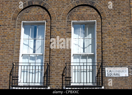 Straßenname melden für Canonbury Square, Islington, London, England, neben Schiebefenster von Haus aus dem 19. Jahrhundert Stockfoto