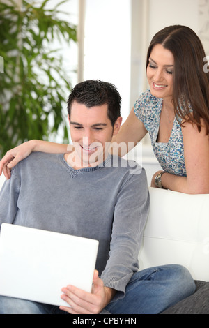 Paar zu Hause vor dem Laptop-Bildschirm Stockfoto